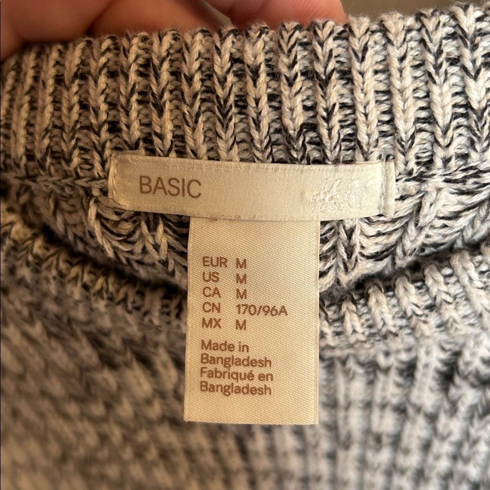 Woman’s Sweater - Picture 2 of 3